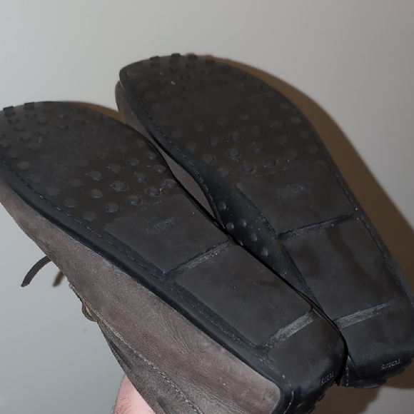 Tod's Leather Slip-On Loafers with Classic Stitching - Picture 4 of 7